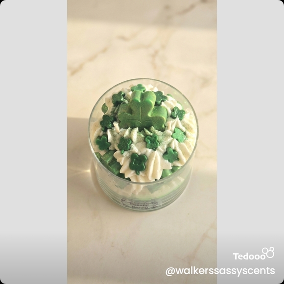 Cosmic Berry Clover Candle in Green and White - Picture 4 of 4